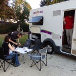 Pic nic, préparation de la table