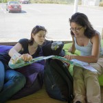 [P&A] En attendant le camping-car, ça regarde la carte pour savoir où on va.