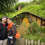 [P&A] Manu et Justine devant un trou de Hobbit