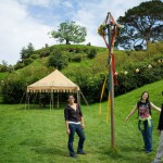 [P&A] Sur la place du village, avec la maison de Bilbo en fond, et l'arbre au-dessus, qui est faux, totalement synthétique