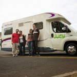 [P&A] Ah, enfin de photo de nous quatre avec le camping-car, on avait oublié